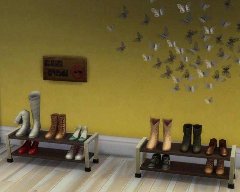 na zdjęciu widzimy dwa stojaki na obuwie w The Sims 4, stoją przy żółtej ścianie, na której wisi tabliczka z symbolem butów