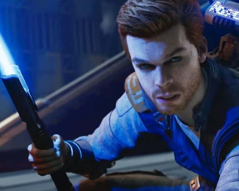 Rudy mężczyzna z zarostem z mieczem świetlnym