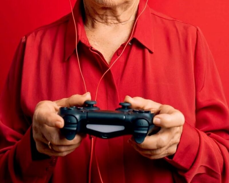 starsza osoba trzyma kontroler