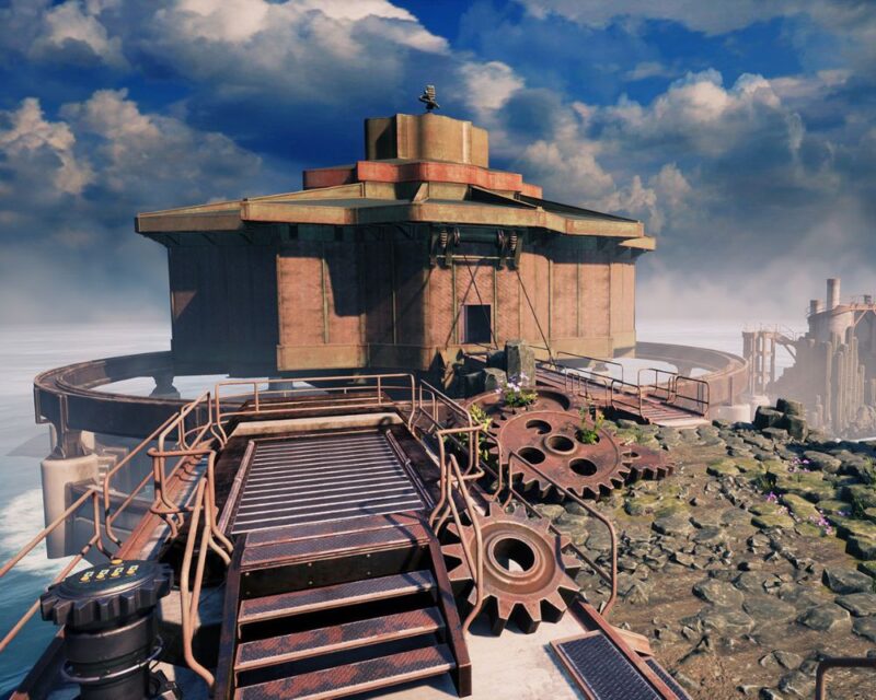 zrzut ekranu z gry Myst, przedstawia dom stojący nad brzegiem zbiornika wodnego, przed nim widać metalowy podest, zapewne wejście do podziemnego garażu, oraz leżące na ziemi zębatki różnego kształtu i rozmiaru