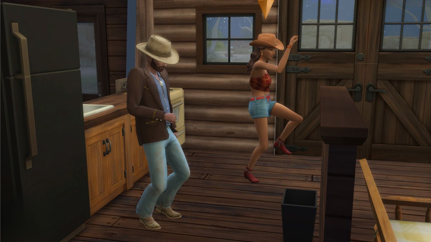The Sims 4 Ranczo - dwójka simów, on i ona, stoją w salonie i tańczą w kowbojskich kapeluszach