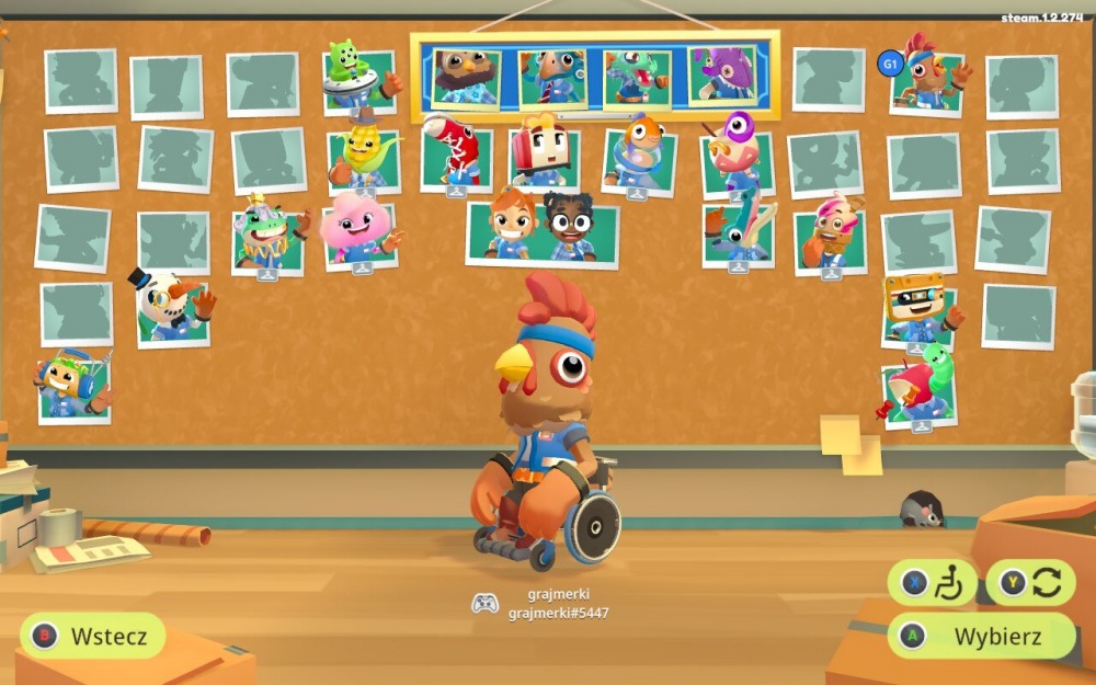 Screen z gry Moving Out 2. Obrazek przedstawia ekran wyboru postaci z gry. Na ścianie wiszą polaroidowe zdjęcia z postaciami do wyboru. Na pierwszym planie pokazana jest wybrana przez nas postać – kurczak poruszający się na wózku inwalidzkim.