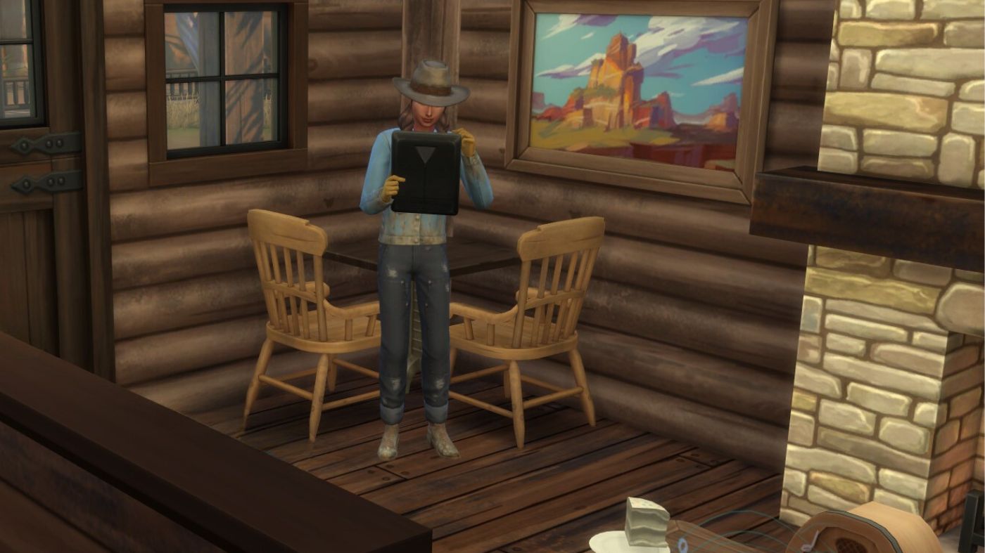 The Sims 4 Ranczo - wynajęta ranczerka w trakcie sprawdzania listy obowiązków, stoi w środku drewnianego domu
