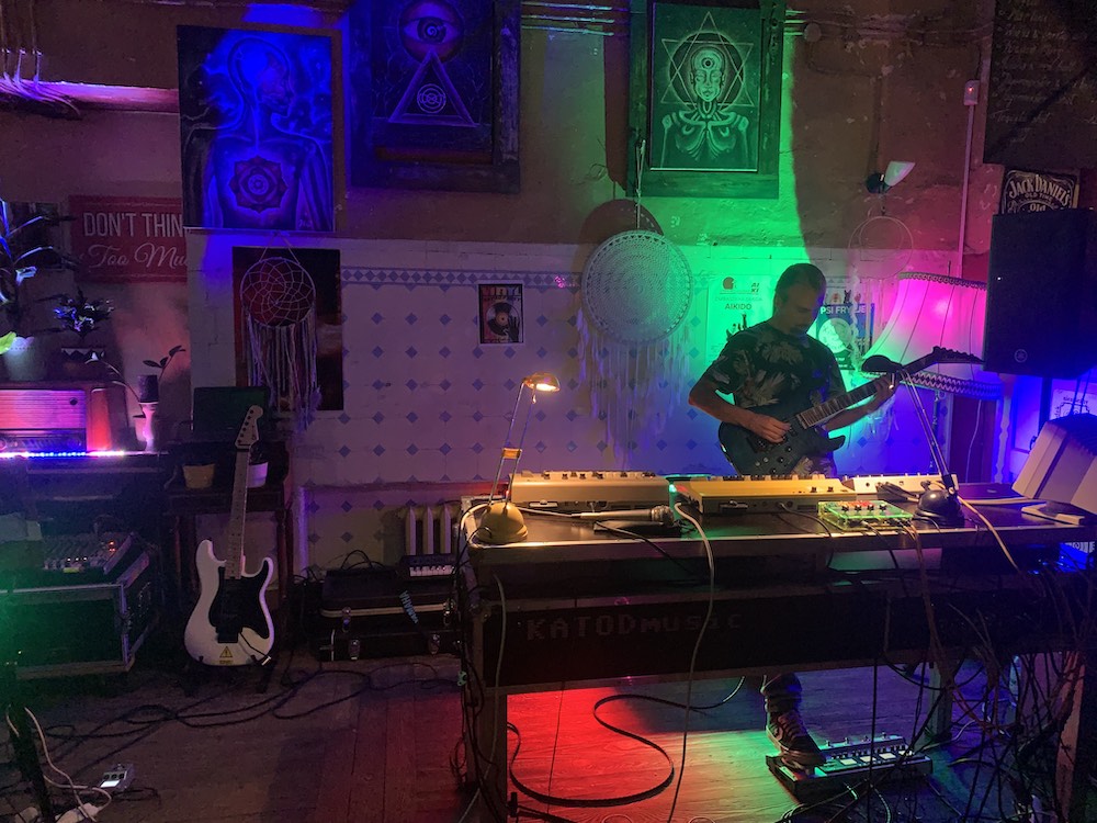 Na obrazku widnieje Katod - twórca muzyki z lat 80, którą tworzy przy użyciu syntezatorów z tych czasów.
