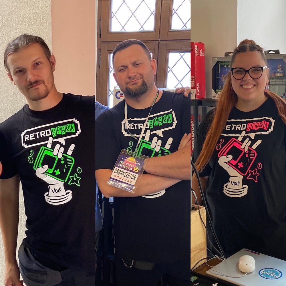 Na obrazku widać trzy osoby. Są to od lewej Andrzej Muzyczuk (założyciel RetroSfery), Mariusz Jaskulski (osoba odpowiedzialna za media fundacji) i Katarzyna Muzyczuk (żona Andrzeja, osoba odpowiedzialna za grafikę)