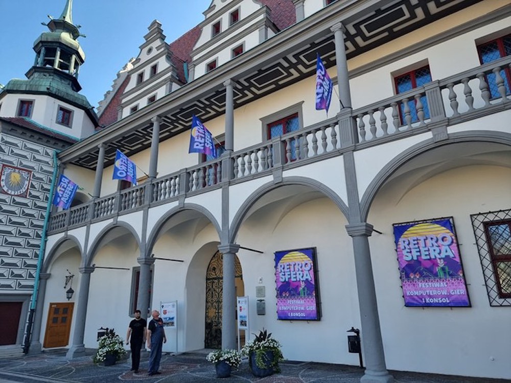 Na zdjęciu widnieje przód ratusza w Brzegu. Jest on przystrojony w plakaty i flagi z RetroSfery.