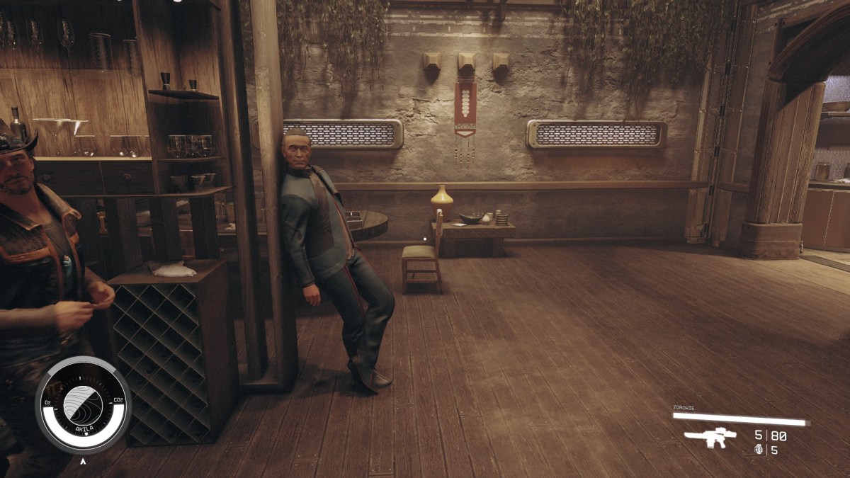 Starfield, recenzja, widok FPP, NPC opiera się w specyficzny  "nonszalancki" sposób o ścianę