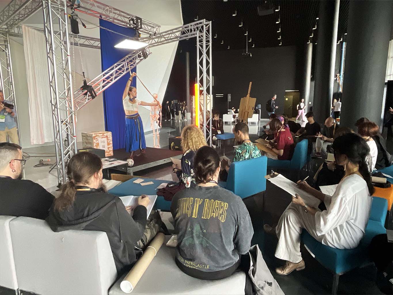 Grupowe, otwarte warsztaty rysowania modelki w dynamicznych pozach