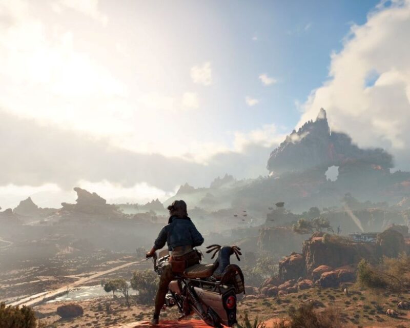 Kobieta na motorze, w tle górski krajobraz