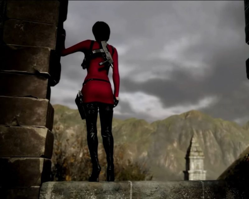 grafika promująca DLC Separate Ways do Resident Evil 4 Remake, przedstawia stojącą tyłem do nas kobietę w czerwonej sukience i długich czarnych butach na obcasie, ma czarne włosy do podbródka, na plecach jedną broń, u boku pistolet z hakiem, opiera się lewą dłonią o ścianę i patrzy w dal