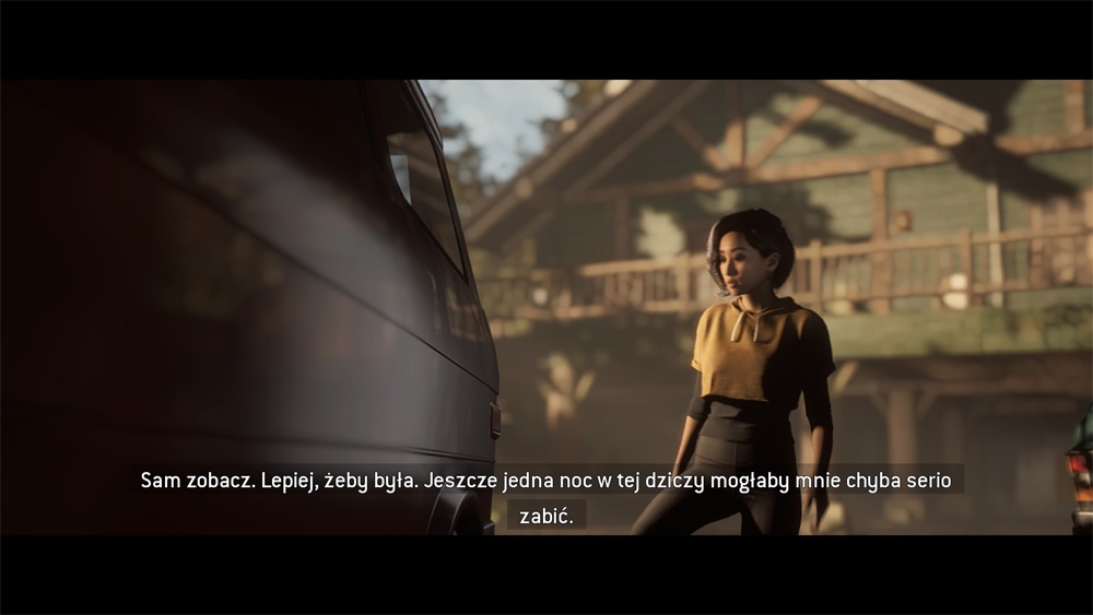 Jedna z bohaterek gry The Quarry stoi obok samochodu i na niego patrzy. Mówi: „Jeszcze jedna noc w tej dziczy mogłaby mnie chyba serio zabić”.