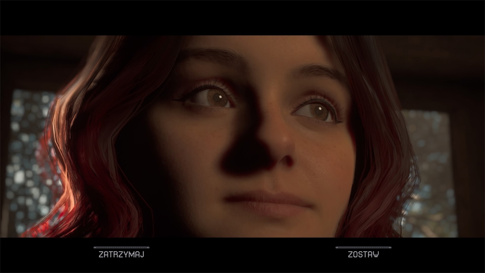Zbliżenie na twarz rudowłosej bohaterki przed dokonaniem jednego z wyborów w grze.