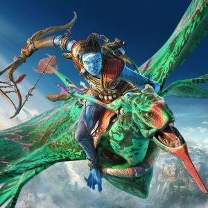 avatar frontiers of pandora gameplay 50 minut rozgrywki, na zdjęciu widać postać, która ciało ma w kolorze niebieskim i długie, ciemnobrązowe włosy spięte w warkocz, postać ubrana jest w strój łowiecki, w dłoni trzyma łuk, postać leci na skrzydlatym, zielonym stworze, w tle znajduje się niebo