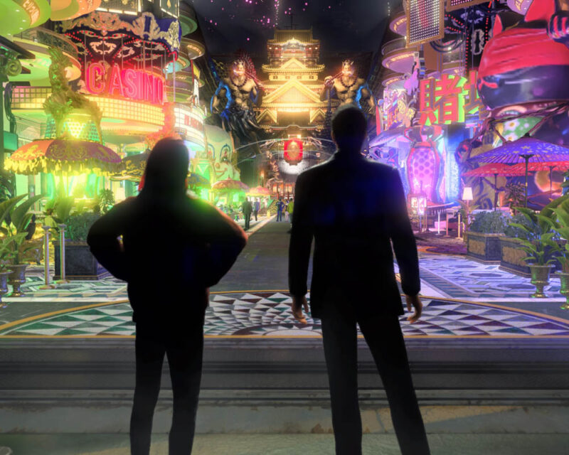 Zrzut ekranu z gry Like a Dragon Gaiden: The Man Who Erased His Name. Na obrazku widać dwie zacienione sylwetki mężczyzny i kobiety. Przed nimi otwierają się wrota do lokacji wypełnionej neonowymi światłami i budynkami w tradycyjnym japońskim stylu.