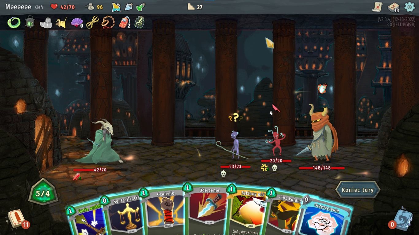 screen z gry Slay the Spire, przedstawia naszą postać po lewej (kobietę w zielonych szatach i czapce zrobionej z czaszki, trzymającą w jednej dłoni sztylet), po prawej zaś przeciwnika elitarnego (przywódcę gremlinów z karbowanym sztyletem i pomarańczowym kapturem) w towarzystwie swoich minionów. Pod wszystkimi postaciami widać paski życia, a na dole ekranu widać karty, które możemy zagrać