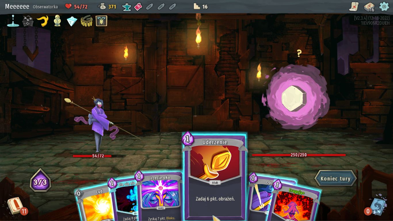 screen z gry Slay the Spire, przedstawia naszą postać po lewej (kobietę w fioletowych szatach z kosturem), po prawej zaś bossa (heksagon w fioletowej aurze). Pod oboma postaciami widać paski życia, a na dole ekranu widać karty, które możemy zagrać