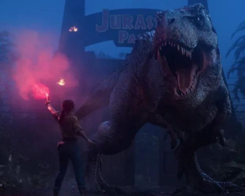 keyart reprezentujący zapowiedź i zwiastun gry Jurassic Park Survival, widzimy na nim środek nocy, na pierwszym planie stoi odwrócona do nas plecami bohaterka, zaś przed nią ogromny tyranozaur