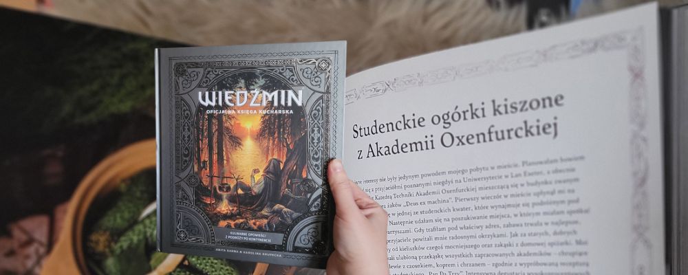wiedźmin oficjalna księga kucharska, zdjęcie przedstawia fragment jednego z przepisów oraz okładkę książki