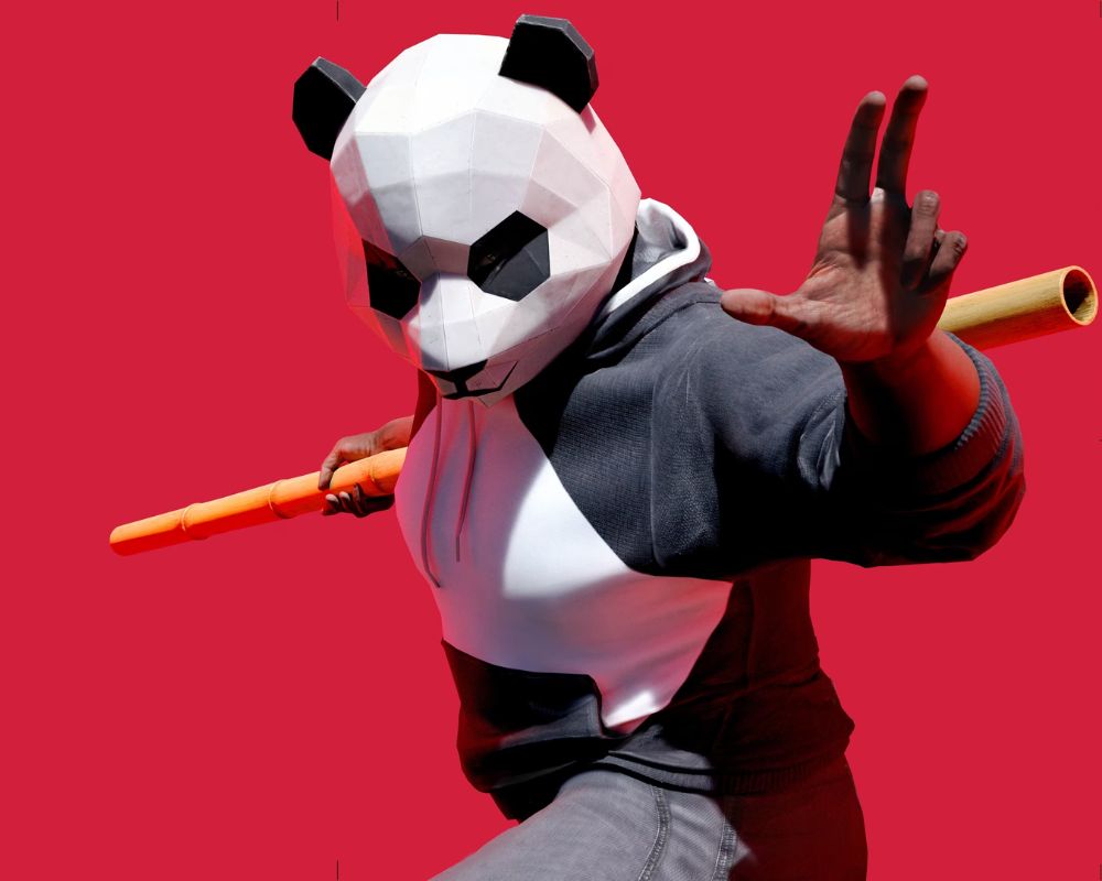 czerwone tło, grafika promująca The Finals, na niej widzimy pandę z kijem do walki wręcz w ręku