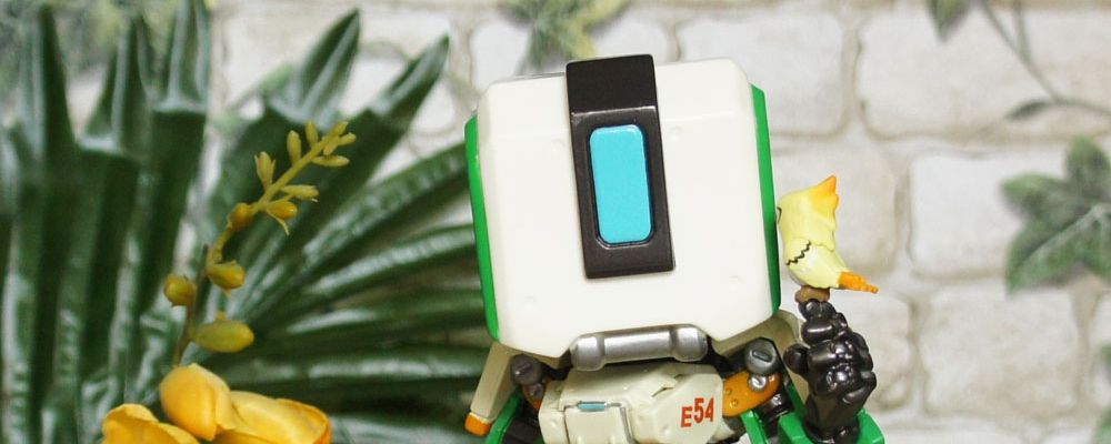 figurka Funko POP jako prezent na święta, na zdjęciu widać głowę figurki z Overwatch