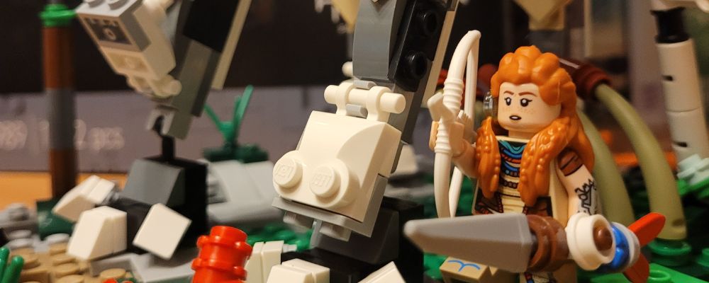 klocki LEGO Horizon Zero Dawn jako prezent na święta, na zdjęciu zbliżenie na figurkę Aloy z klocków
