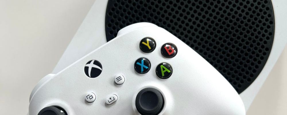 Konsola Xbox Series S na prezent świąteczny, na zdjęciu widać białą konsolę i białego pada do niej