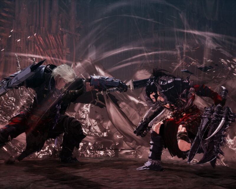 zrzut ekranu z gry The First Berserker: Khazan, widać na nim dwóch mężczyzn w zbrojach, walczących ze sobą, ten po lewej uderza mieczem tego po prawej, dookoła widać ruiny i zgliszcza utrzymane w brązie i ciemnej stylistyce