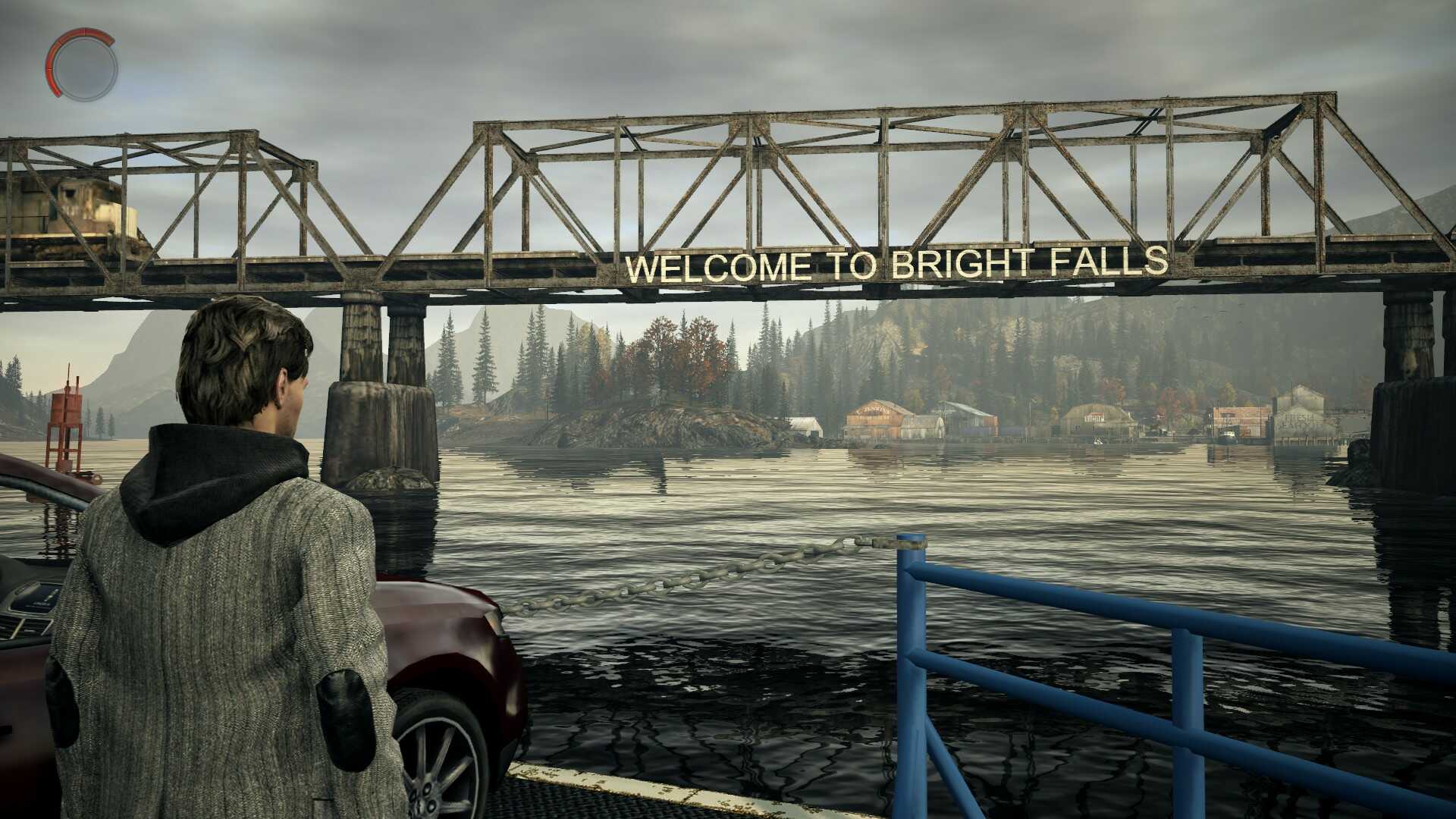 Zrzut ekranu z gry Alan Wake. Przedstawia Alana płynącego promem. Przed nim jest most na którym wisi napis: Welcome to Bright Falls.