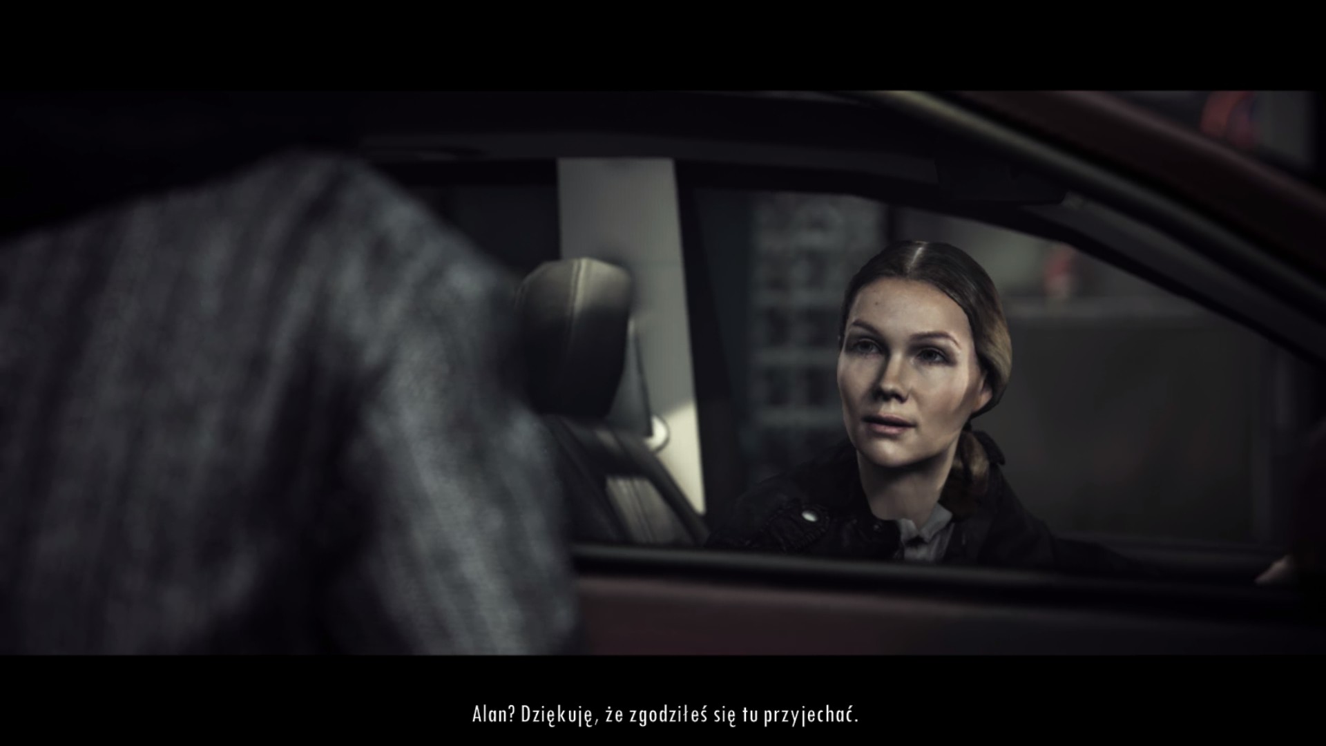Zrzut ekranu przedstawia kobietę siedzącą w aucie. Wychyla się w stronę okna i mówi: "Alan? Dziękuję, że zgodziłeś się tu przyjechać".   