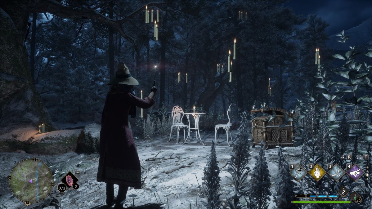 Hogwarts Legacy - widzimy ciemny las, a w środku niego stolik na romantyczną kolację oświetloną lewitującymi w powietrzu świecami
