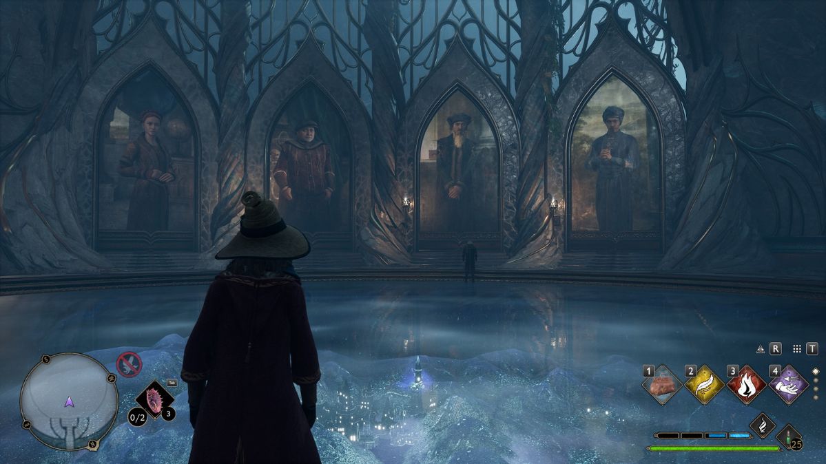 Hogwarts Legacy - bohaterka stoi tyłem do kamery, pod stopami ma mapę Hogwartu pod przeszkloną podłogą, a na końcu dużego pomieszczenia widać cztery duże portrety byłych profesorów Hogwartu