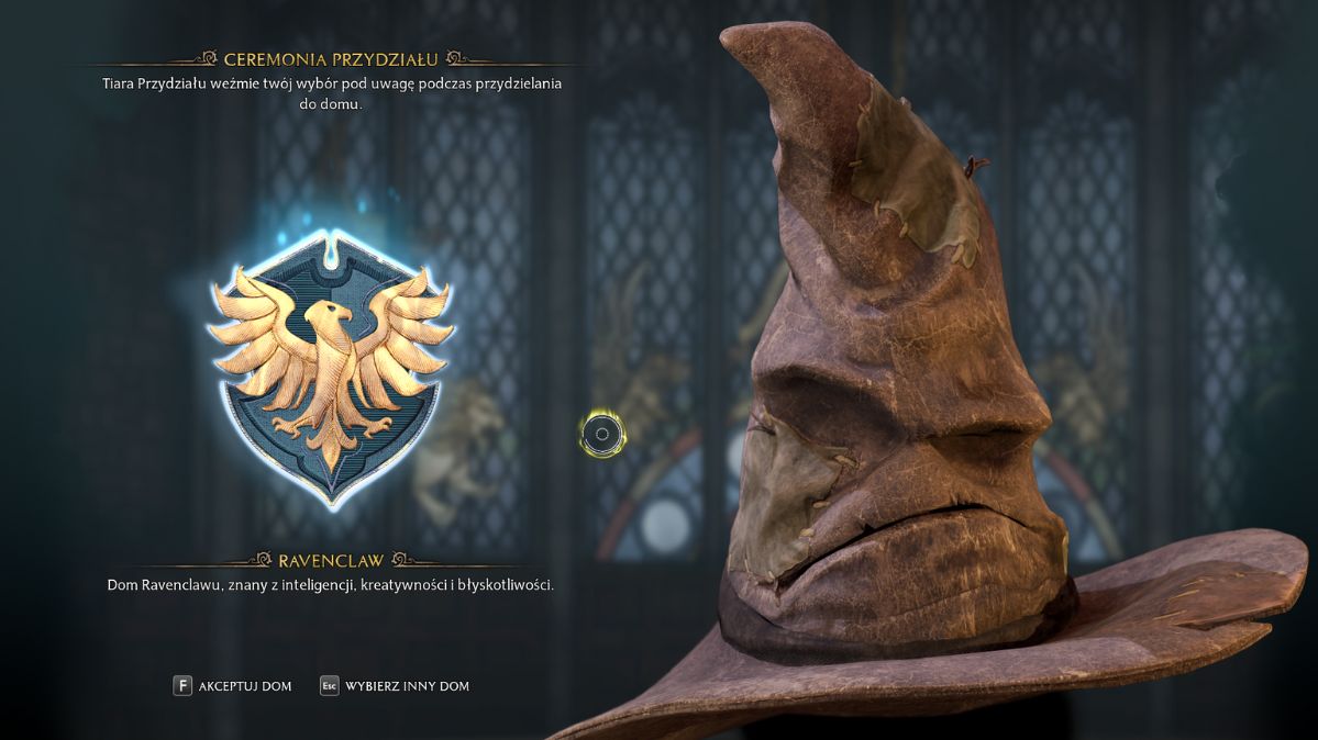Hogwarts Legacy - na zdjęciu widzimy tiarę przydziału (stary znoszony kapelusz z zagięciami w kształcie oczu i ust) oraz niebieskie logo z krukiem - symbol Ravenclaw