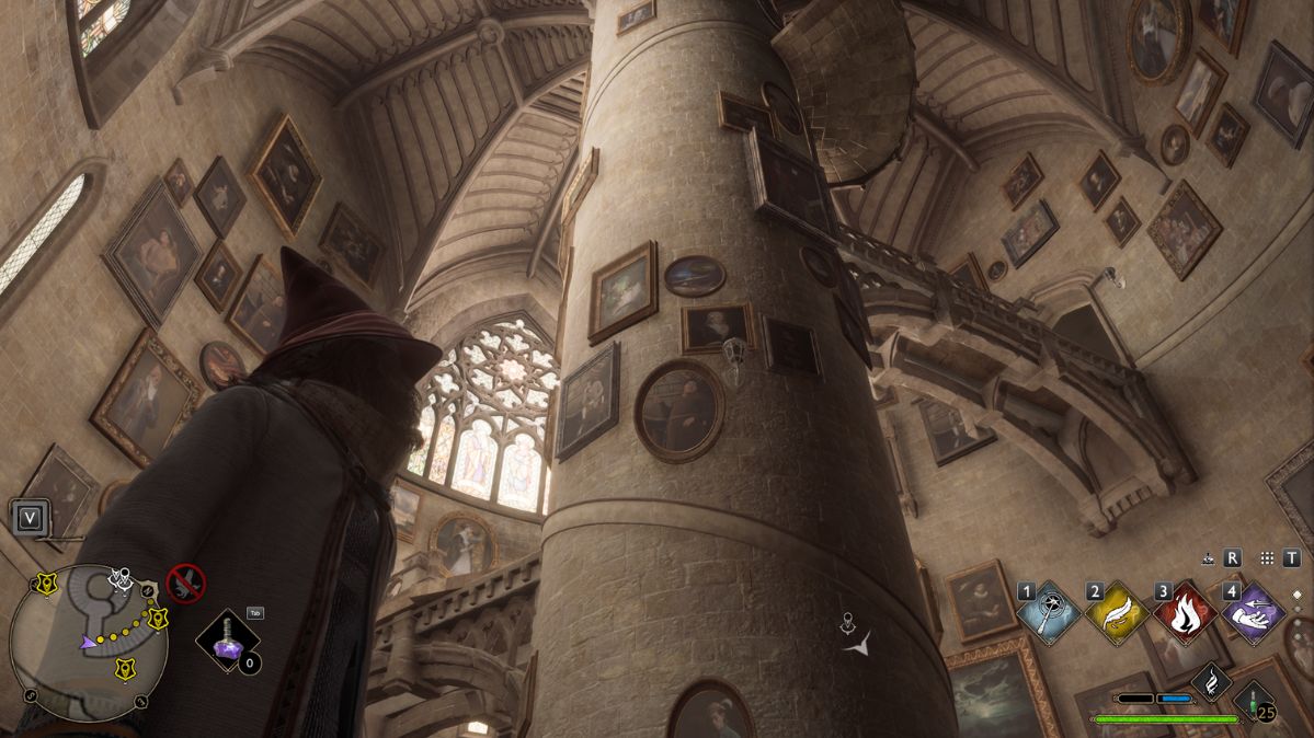 Hogwarts Legacy - widzimy jedno z pomieszczeń w zamku, tu akurat na środku jest kolumna z licznymi obrazami, a wokól niej ruszające się schody