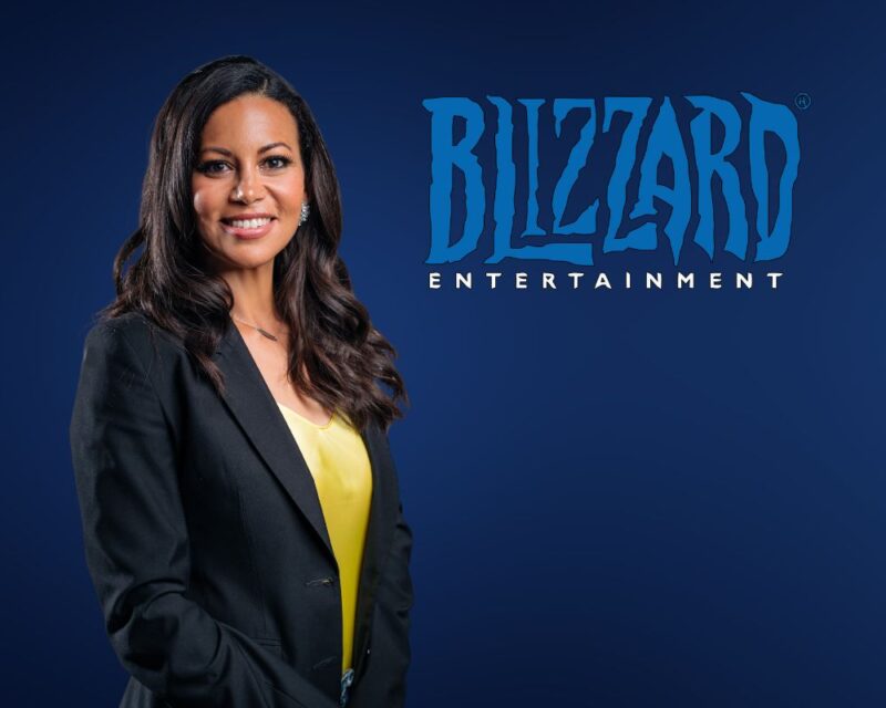 Johanna Faries nowa szefowa Blizzarda, grafika przedstawia kobietę od głowy do pasa na ciemnogranatowym tle, po prawej stronie logo firmy Blizzard