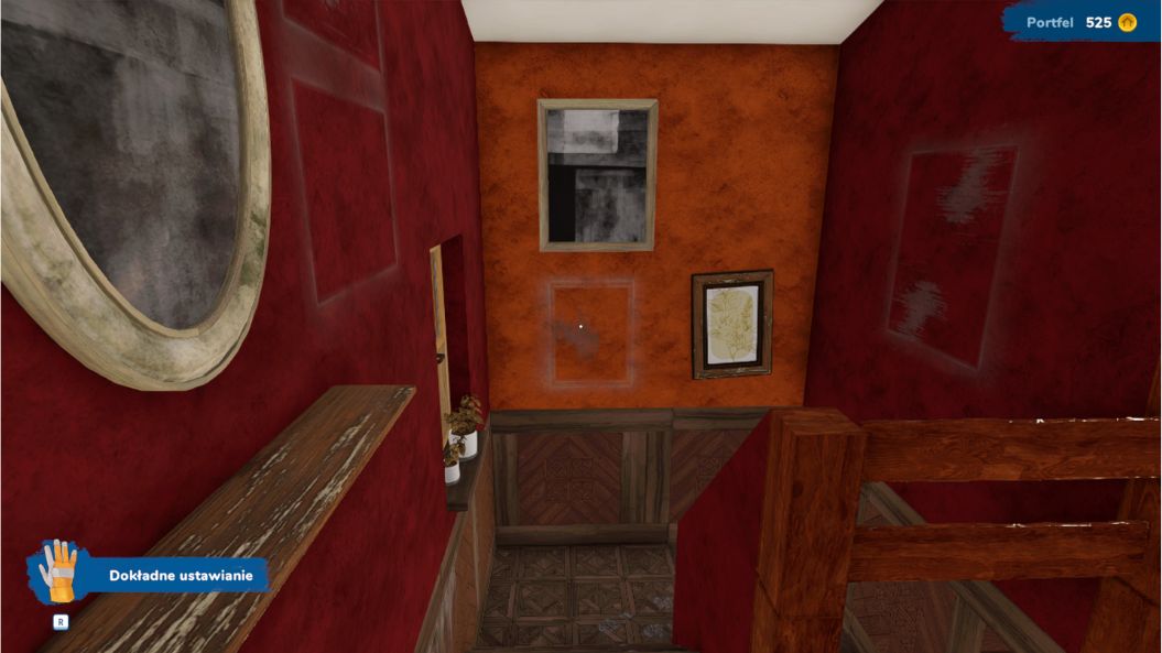 gra House Flipper 2. Widzimykorytarz, klatkę schodową w złym stanie, kolory ścian to brudny pomarańczowy i czerwony, ślady po ramach obrazów, stare obrazy wiszące krzywo, zniszczone półki i schody.