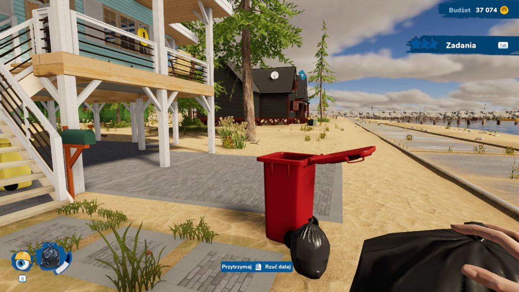 grafika z gry House Flipper 2. Na obrazku widoczny czerwony kosz na śmieci stojący przed domem na plaży. W tle dom, obok kosza worek. Postać, której oczami patrzymy, trzyma w dłoni pełny worek na śmieci. Słonecznie.