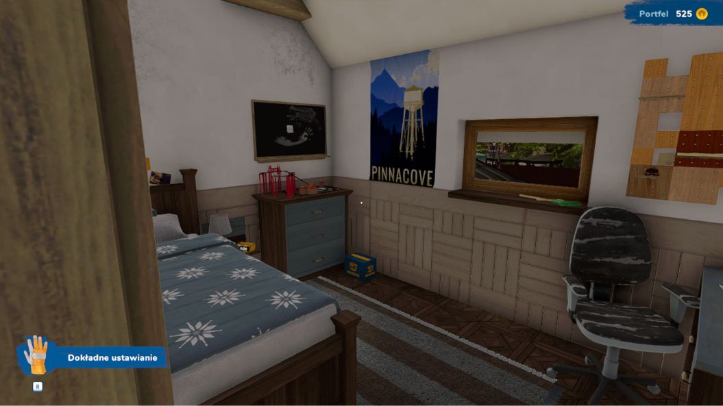 gra House Flipper 2. Widzimy mały pokój  z pojedynczym lóżkiem, na którym leży niebieska narzuta w biały wzór przypominający śnieżynki. Ściany są białe i brudne, do połowy pokryte panelami. Widać również dekoracje, takie jak plakat miasta Pinnacove, tablicę do pisania kredą ze śladem ręki, komodę, na której ustawiona jest stara zabawkowa kolejka. Na podłodze leży dywan oraz stoi pudełko do rozpakowania.