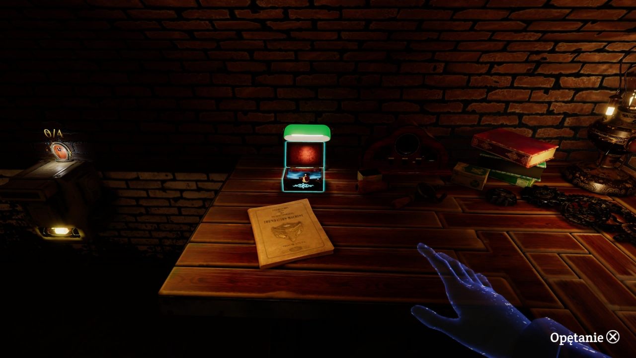 Screen z gry "Tin Hearts", przedstawiający dłoń w trybie VR oraz stolik.