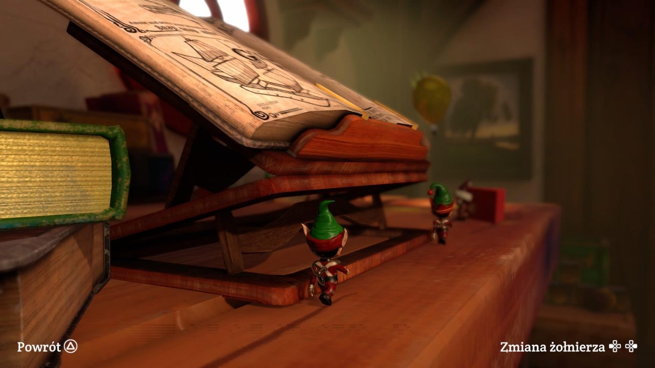 Screen z gry "Tin Hearts" prezentujący widok gry z perspektywy blaszanego żołnierzyka maszerującego po stole.