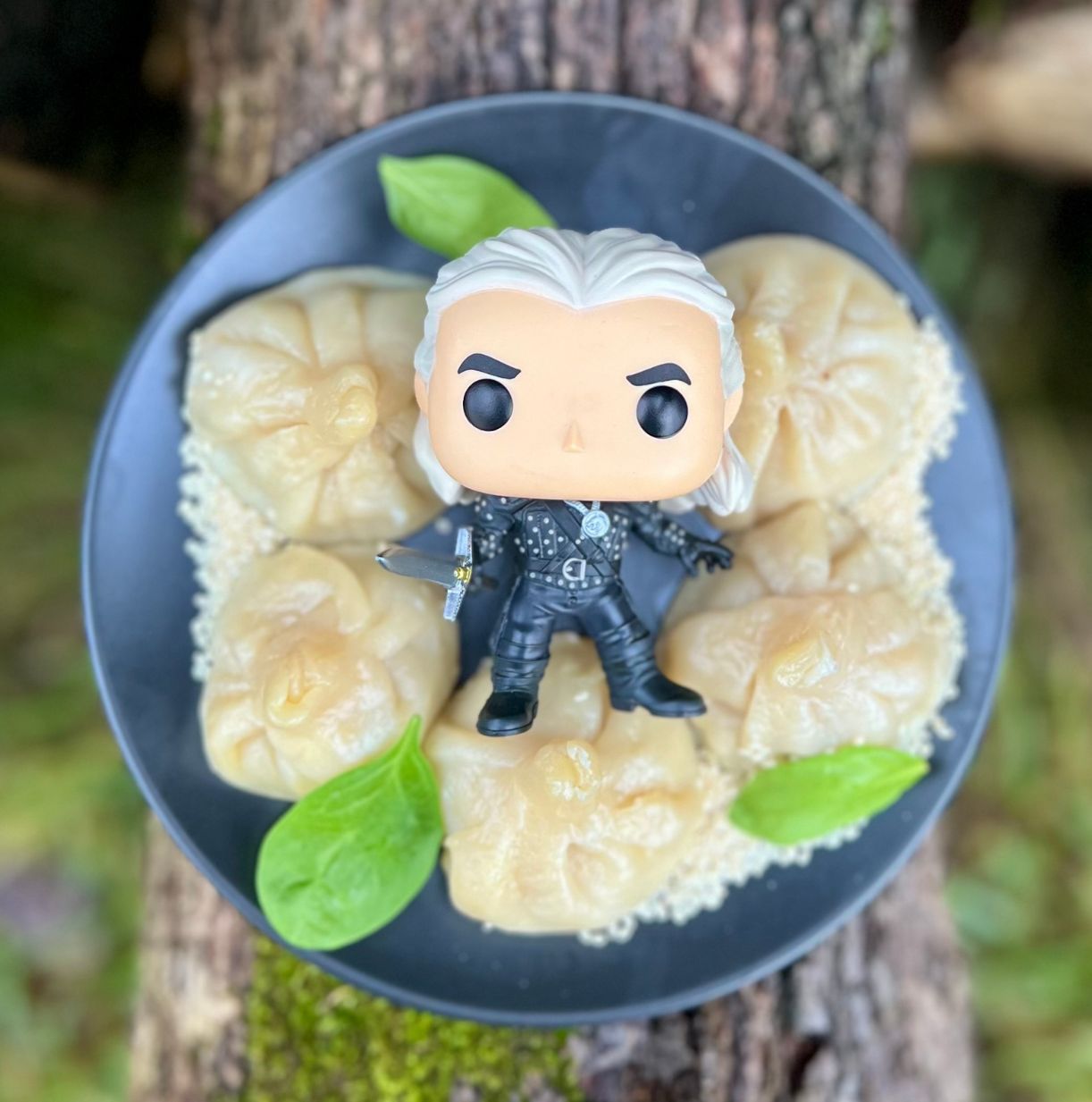 Przepis na pierogi, które wykuł Hattori (Wiedźmin), na zdjęciu widzimy figurkę Wiedźmina leżącą w talerzu z azjatyckimi pierożkami