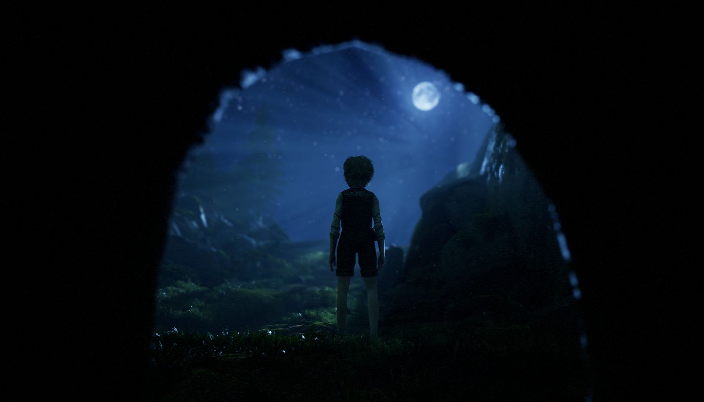 Zrzut ekranu z Bramble: The Mountain King. Na grafice widać chłopca odwróconego plecami, patrzącego w dal. Jest noc, księżyc świeci jasno. Niebo jest ciemne, granatowe, rozgwieżdżone, światło księżyca oświetla otoczenie. Wszystko widzimy przez łuk, przez który wcześniej przeszedł chłopiec. Widać zieleń, trawę, skały. 