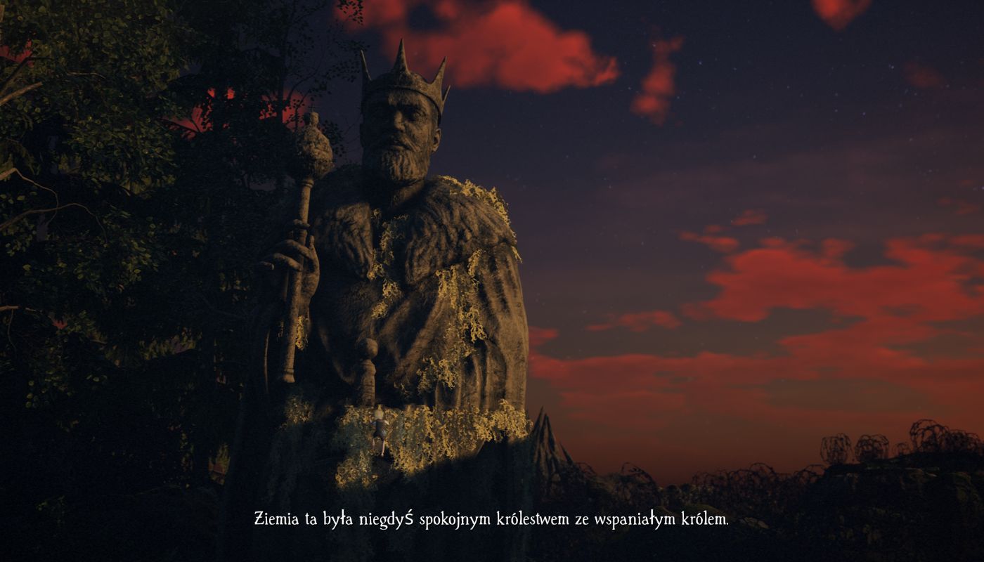 Grafika z gry Bramble: The Mountain King. Nadchodzi noc, niebo ma kolory granatowo-pomarańczowe. Widać ogromny posąg króla porośnięty mchem i inną roślinnością. W tle splątanie ciernie, po lewej stornie korony drzew. Olle wspina się po posągu.