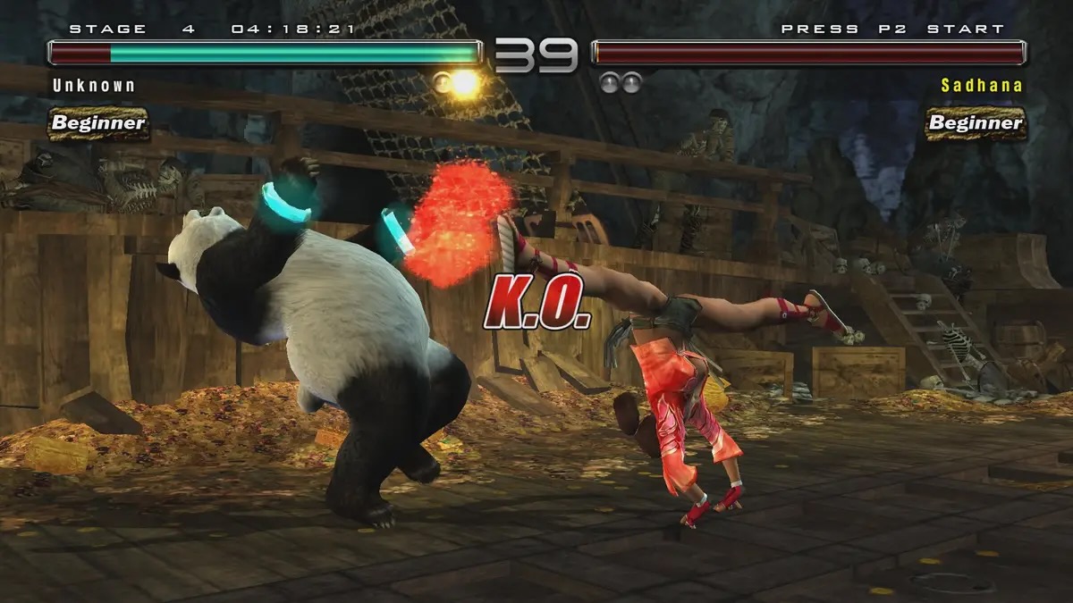Zrzut ekranu z gry z dzieciństwa - Tekken 5. Na ekranie walczą Panda i Christie Monteiro.