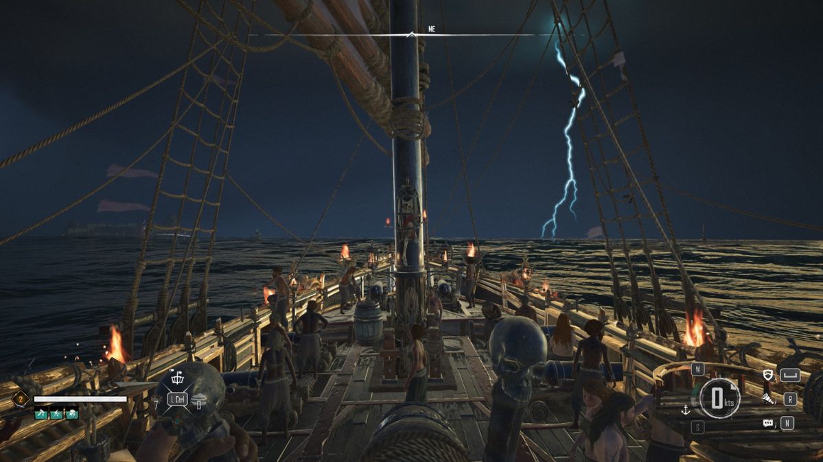 Skull & Bones widok zza steru na statek i morze, w tle niebo przecina błyskawica