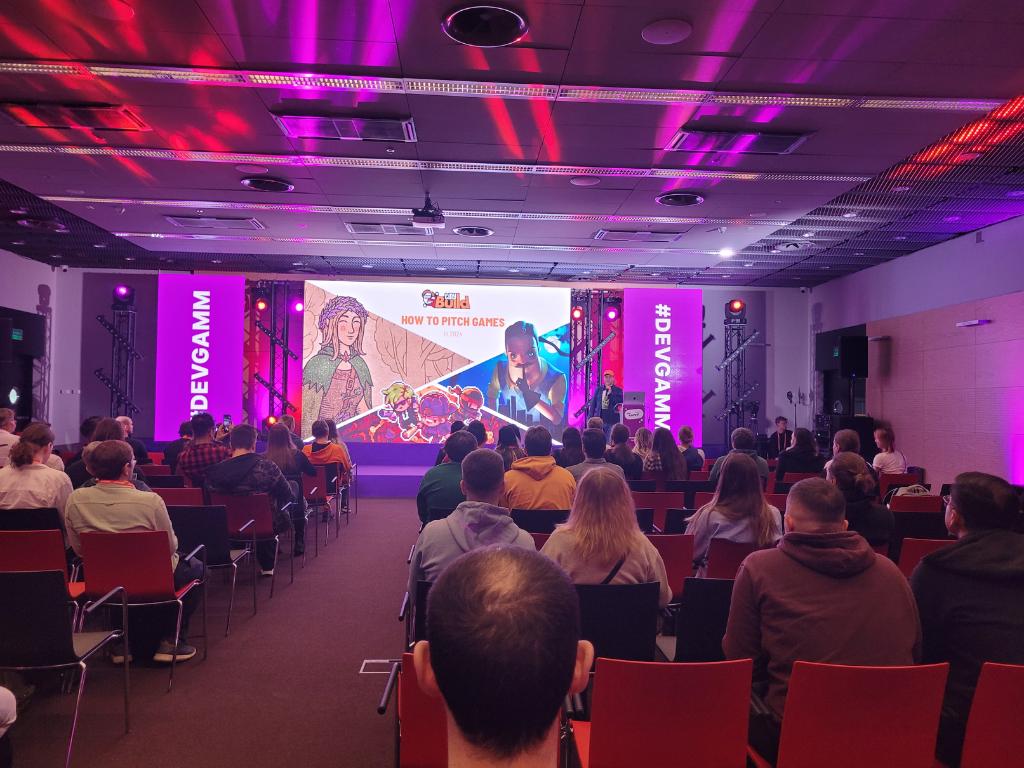 DevGAMM Gdańsk 2024 prelekcja o pitchowaniu gier, widzimy salę ze zgromadzoną publicznością