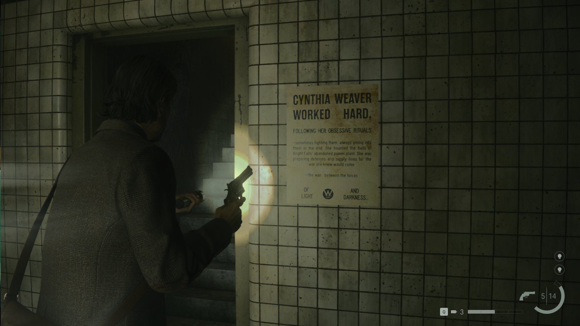 Zrzut ekranu z gry Alan Wake 2. Po lewej stronie ekranu stoi Alan z pistoletem w dłoni. Po prawej stronie widać plakat wiszący na ścianie. Napisano na nim "Cynthia Weaver ciężko pracowała, podążając za swoimi obsesyjnymi rytuałami". 