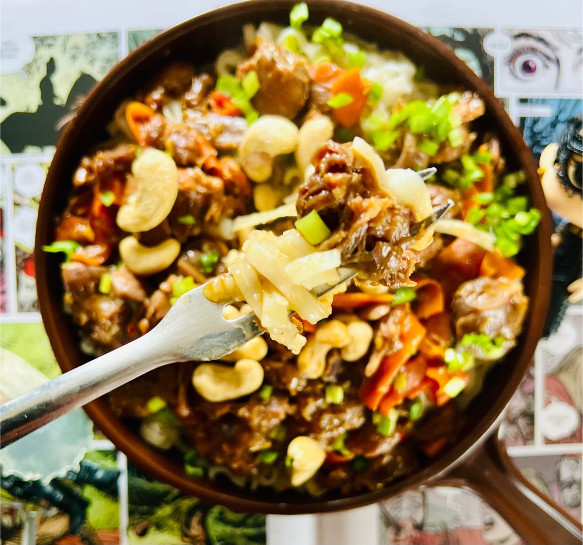 przepis w poście, Na zdjęciu widać gulasz mięsny, nazwany gulaszem z sukkuba, inspirowany grą wiedźmin. Danie podane jest na patelni, obok leżą figurki postaci Geralta i Yennefer