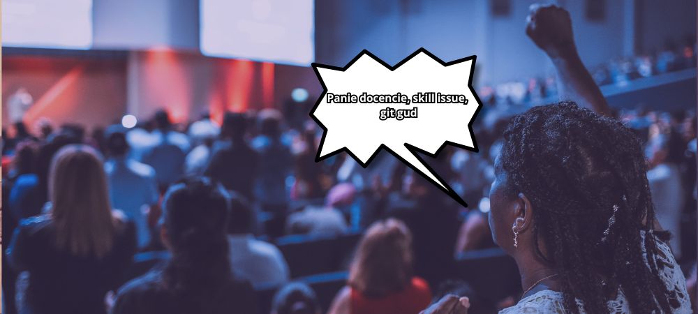 Sala konferencyjna, na pierwszym planie kobieta podnosząca rękę do góry. Z jej ust wychodzi komiksowy dymek z napisem Panie docencie skill issue git gud