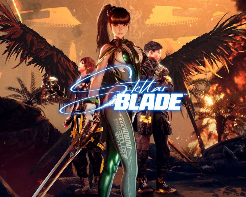 W samym centrum tytuł Stellar Blade. Za nim, bohaterka gry Eve stoi, patrząc prosto i ściskając w ręku wielki miecz. Za nią znajdują się bohaterowie gry, czarnowłosy mężczyzna i młodo wyglądająca, ruda dziewczyna.