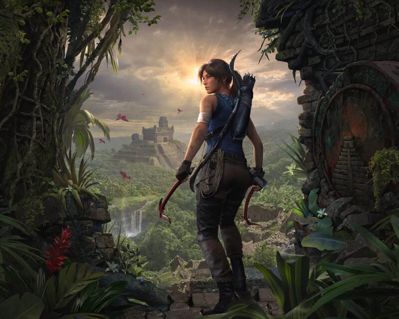 Grafika promująca grę Shadow of the Tomb Raider. Protagonistka, Lara Croft, odwrócona jest plecami do kamery. Wyposażona jest w łuk i dwa czekany. Przed nią rozpościera się widok na tropikalny las oraz starożytną świątynię w oddali.
